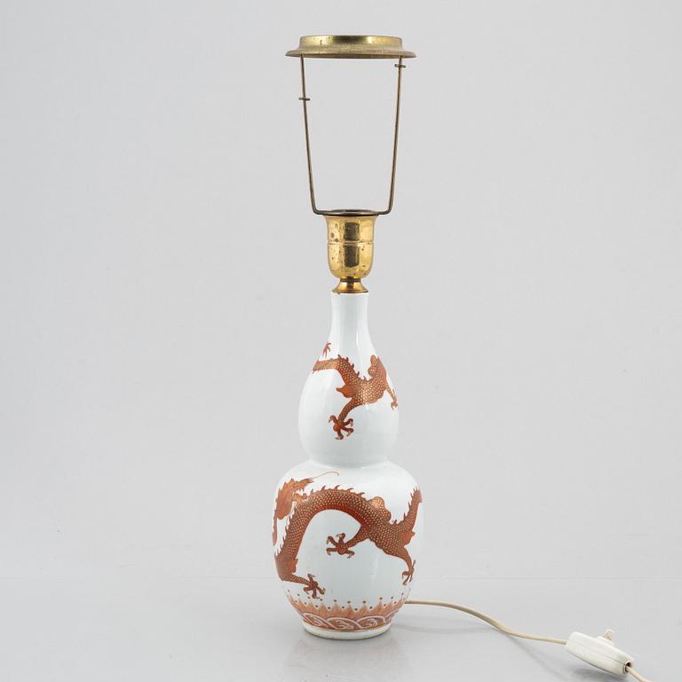 A porcelain table lamp/vase, China, 20th century.