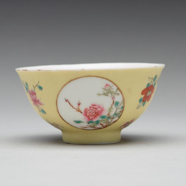 A yellow sgrafitto bowl, Republic with four character mark 'Qinghua Zhenpin'.