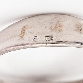 Sormus, 14K valkokultaa, moissaniitti n. 1.50 ct ja timantteja n. 0.12 ct yht. GRA-todistus.