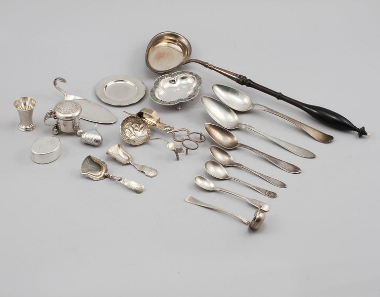 PARTI SILVER, 19 delar, mestadels Sverige, 1800- och 1900-tal, total vikt ca 700 g.