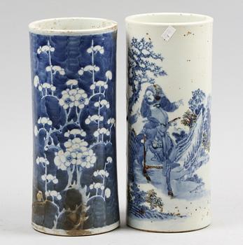 PENSELVASER, 2 st, porslin, Kina, 1900-tal.