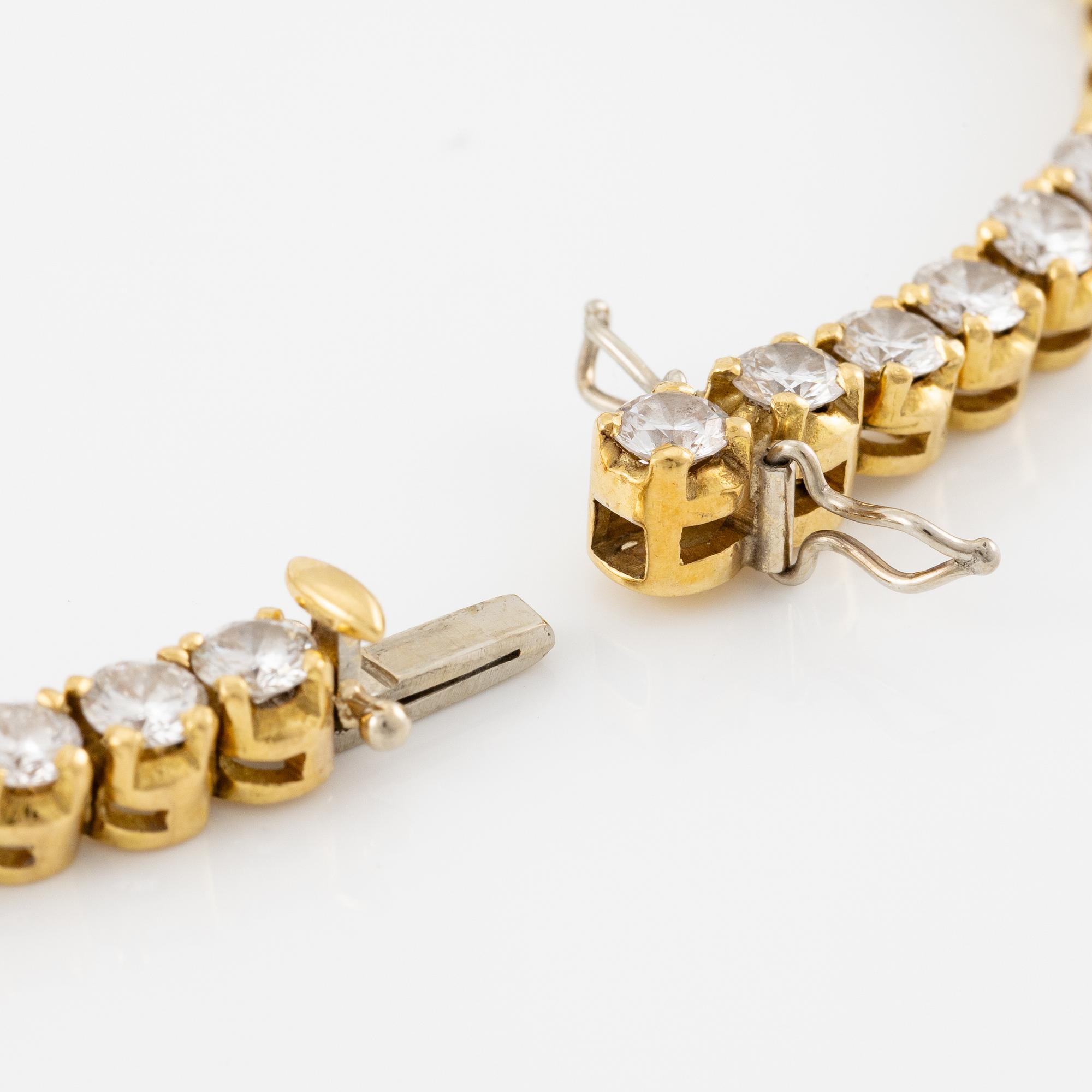 A tennis bracelet in 14K gold with round brilliant-cut diamonds.