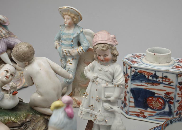 PARTI PRYDNANDSFÖREMÅL, 18 delar, porslin. 1900-tal.