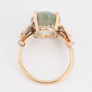 RING, med grön checkerslipad prasiolit, safirer och diamanter.