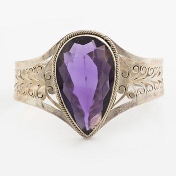 Arm ring, silver with drop-cut amethyst.