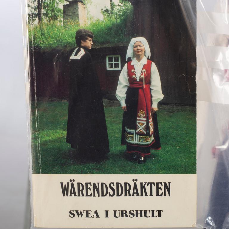 FOLKDRÄKT. Värendsdräkt år 1963 med dräktsmycken.