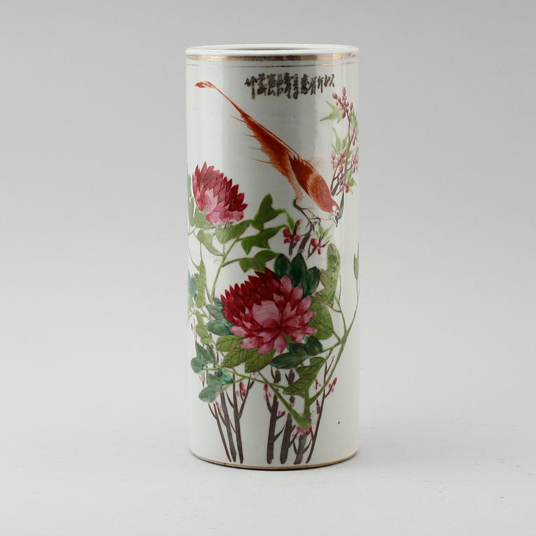 PENSELVAS, porslin, Kina, 1800-tal.