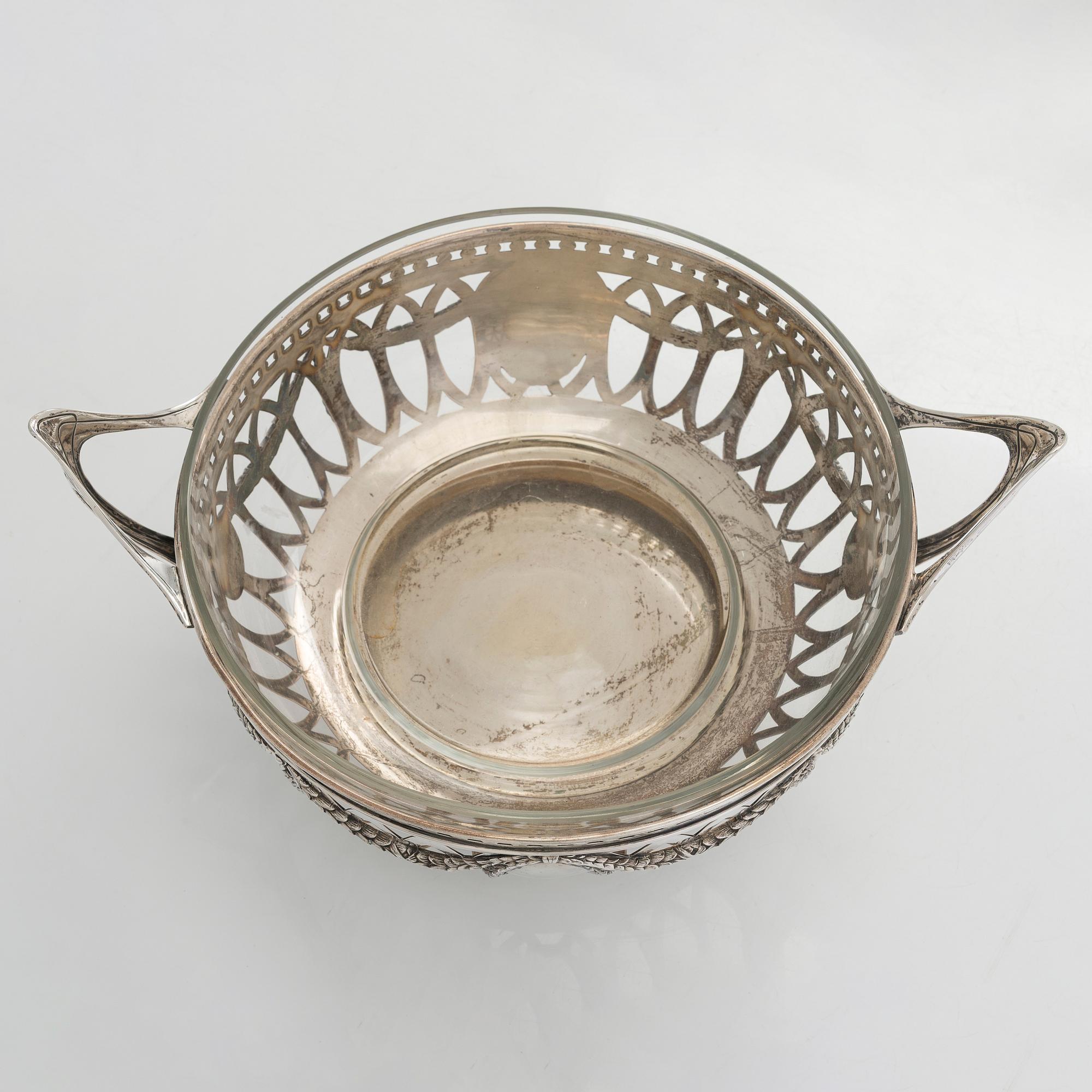 Tarjoilumalja, hopea, lasisisus, tuontileima 1899-1907, Br. Grachevin leima hovihankkijan merkillä.