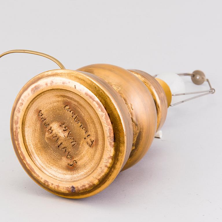 BORDSLAMPA, SAVITORPPA, rödlera, signerad KAGE, Kauko Forsvik, Finland. 1970/80-tal.