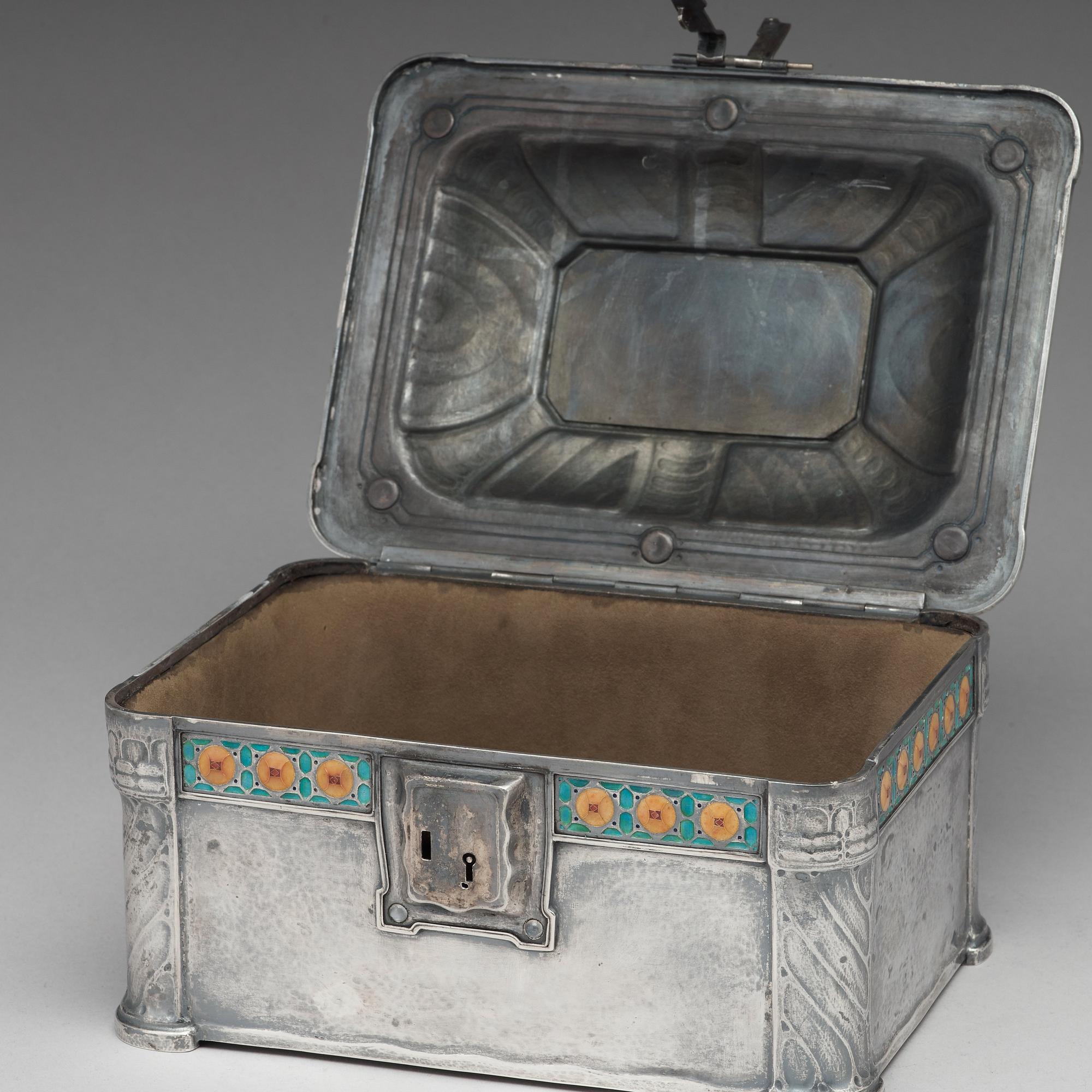 Hugo Lundstedt, a silver and enamel Art Nouveau jewelry casket, Gothenburg 1911.