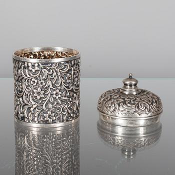 DOSA MED LOCK, sterling silver, Birmingham, 1800-talets slut. Vikt 88 g.