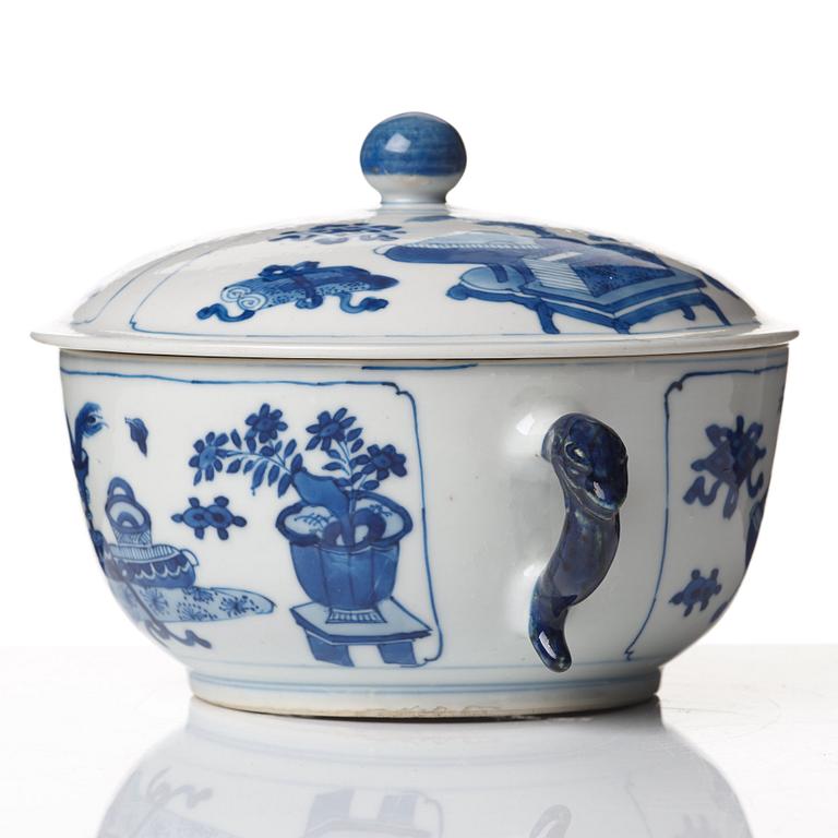 A blue and white tureen with cover, Qing dynasty, Kangxi (1662-1722).