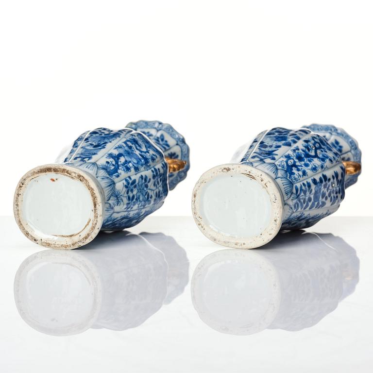 A pair of blue and white vases, Qing dynasty, Kangxi (1662-1722).