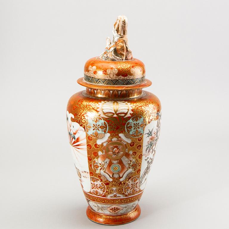 A Chinese porcelain urn around 1900.