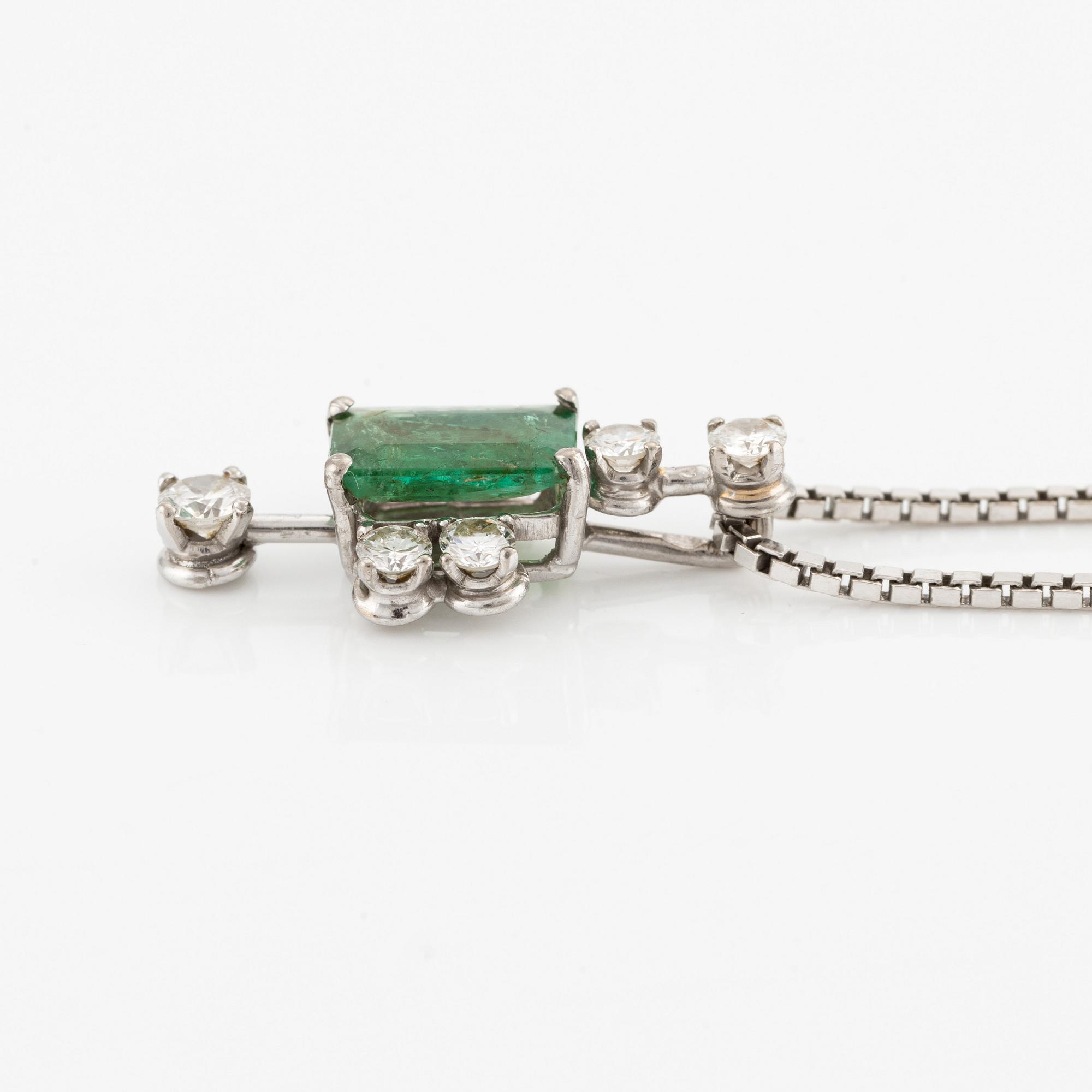 Pendant with chain, featuring an emerald with brilliant-cut diamonds.