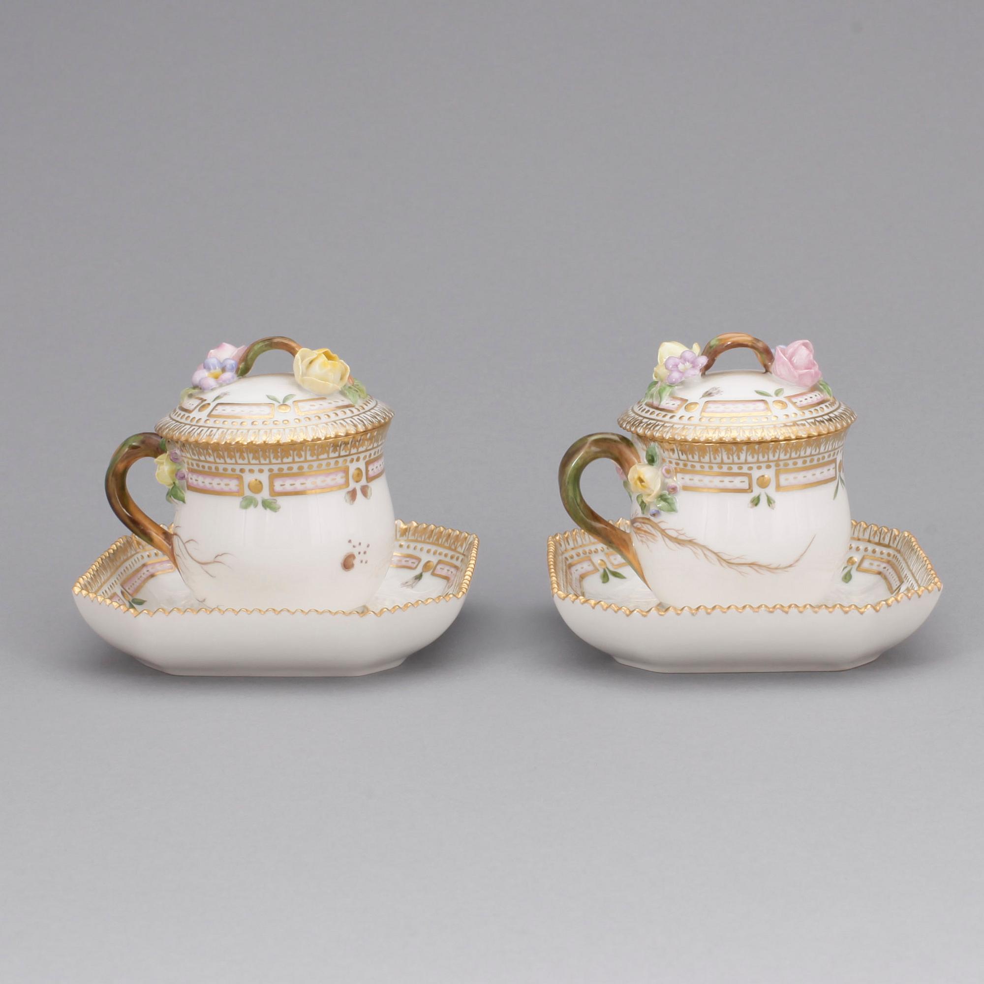 CREMEKOPPAR MED FAT, ett par, porslin, "Flora Danica", Royal Copenhagen.