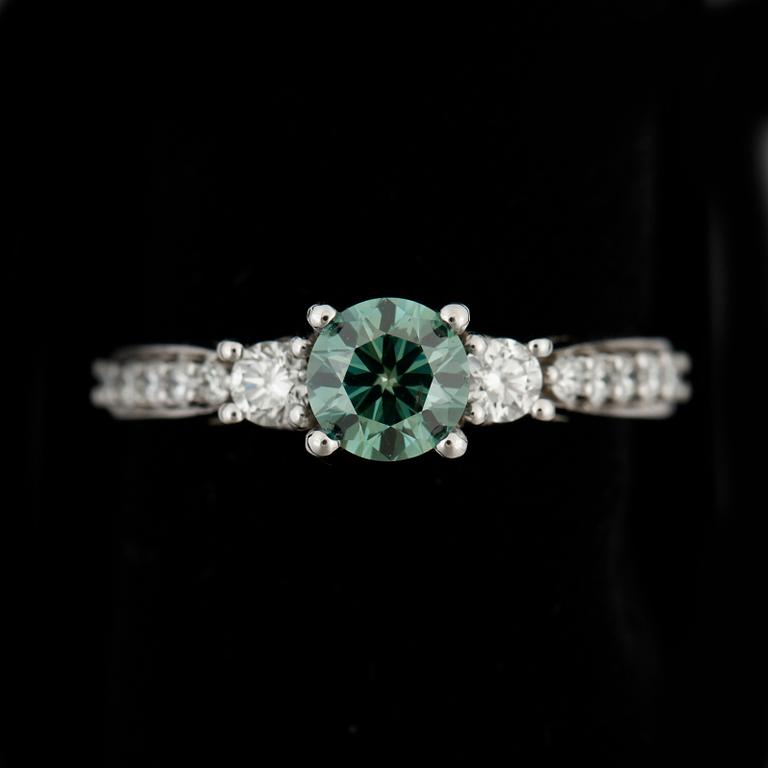 RING, 18k vitguld med mittsten grön briljantslipad diamant ca0,73ct o briljantslipade diamanter tot ca0,40ct. Vikt 4,7g.