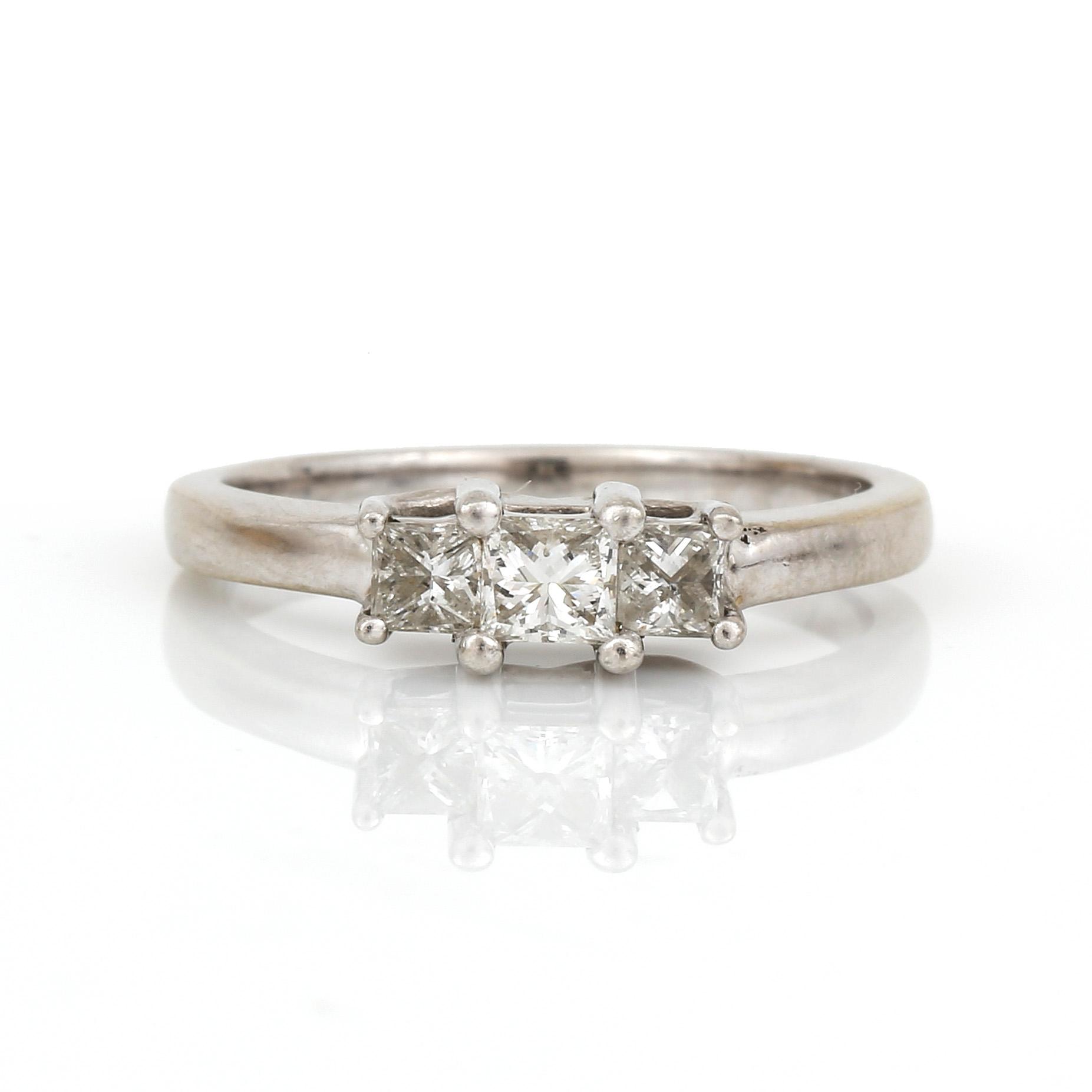 RING, platina med prinsesslipade diamanter, tot ca 0,47 ct. Total vikt ca 3,82 g.