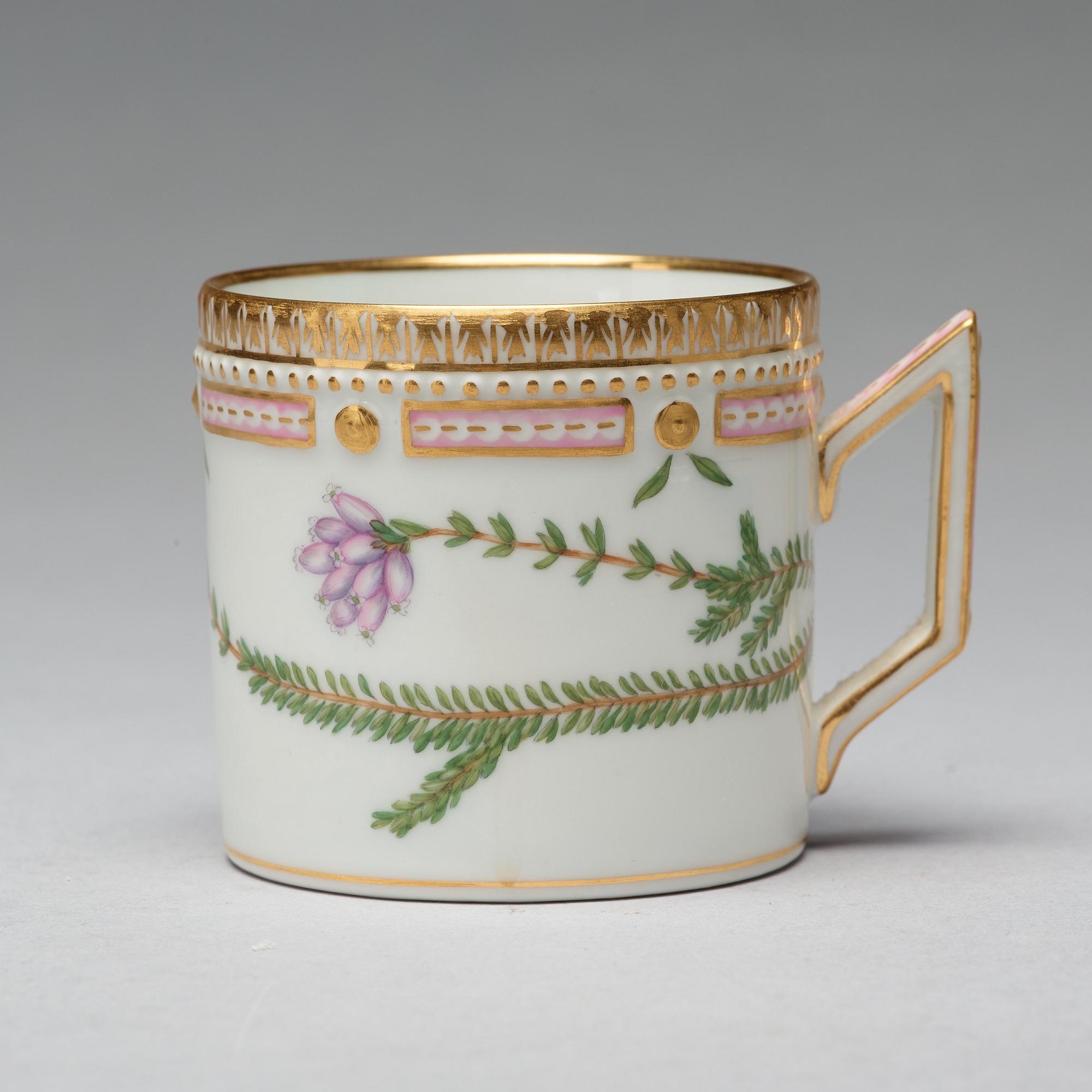 KAFFEKOPPAR med FAT, åtta stycken, porslin. "Flora Danica", Royal Copenhagen, Danmark.