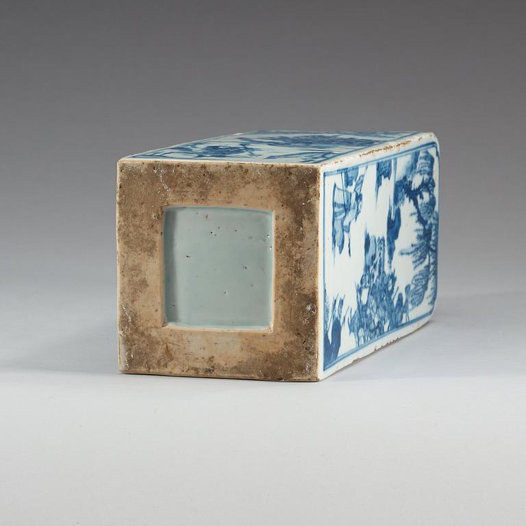 A blue and white vase with cover, Qing dynasty, early 18th Century.