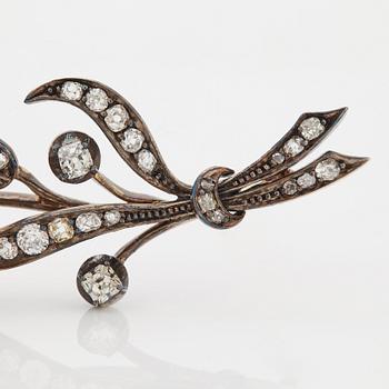 A brooch in the form of a flower set "en tremblant".