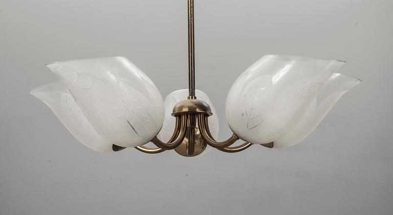 TAKLAMPA, fem-armad med glasskärmar. 1950-tal.