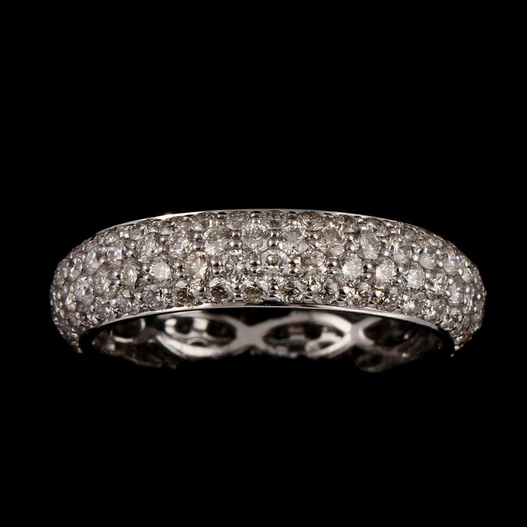 RING, 18k vitguld med 144 briljantslipade diamanter, totalt 2.20 ct. Vikt 3 g.