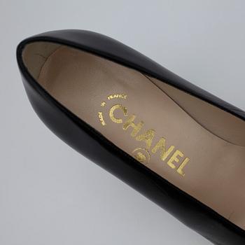 CHANEL, a pair of black leather lady's shoes.