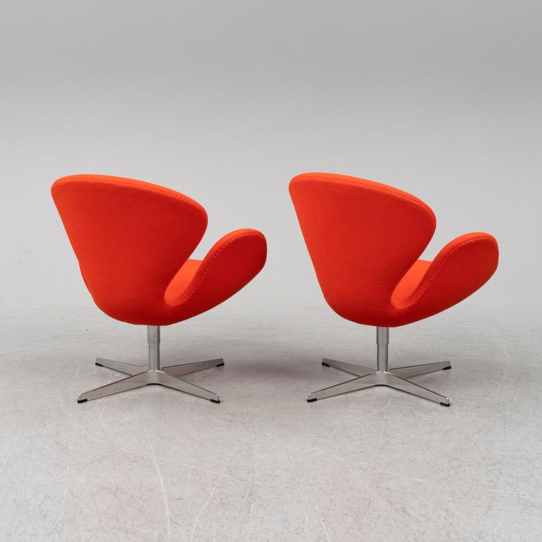 ARNE JACOBSEN, fåtöljer ett par "Svanen" för Fritz Hansen, 2000-tal.