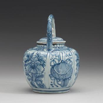 A blue and white porcelain teapot and cover, Ming dynasty (1368-1644).