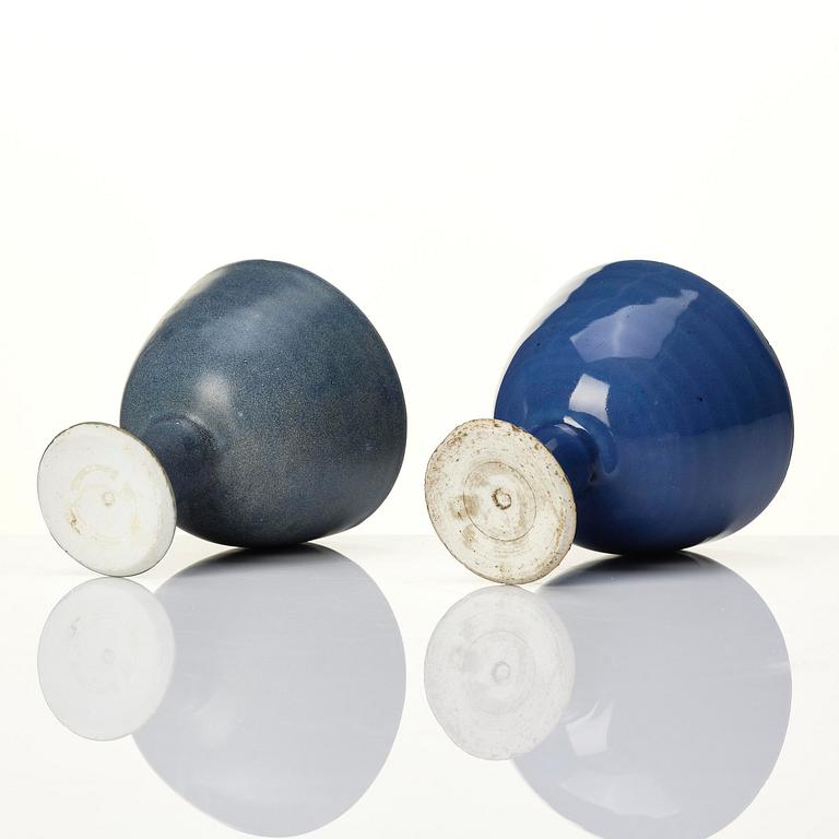 A set of two underglaze blue stem cups, 'Hatcher Cargo', 17th century.