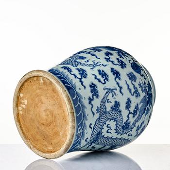 A large blue and white dragon jar, Qing dynasty, 19th Century.