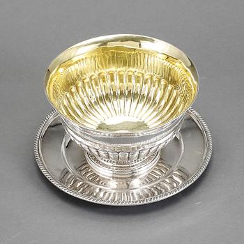 SÅSSKÅL PÅ FAT, silver, Johan Petter Grönvall, Stockholm 1828. Ca 527 gram.