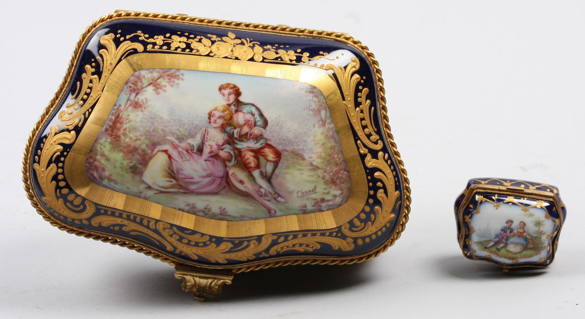 SKRIN samt DOSA, porslin. 1800-tal. Sévresliknande märke.