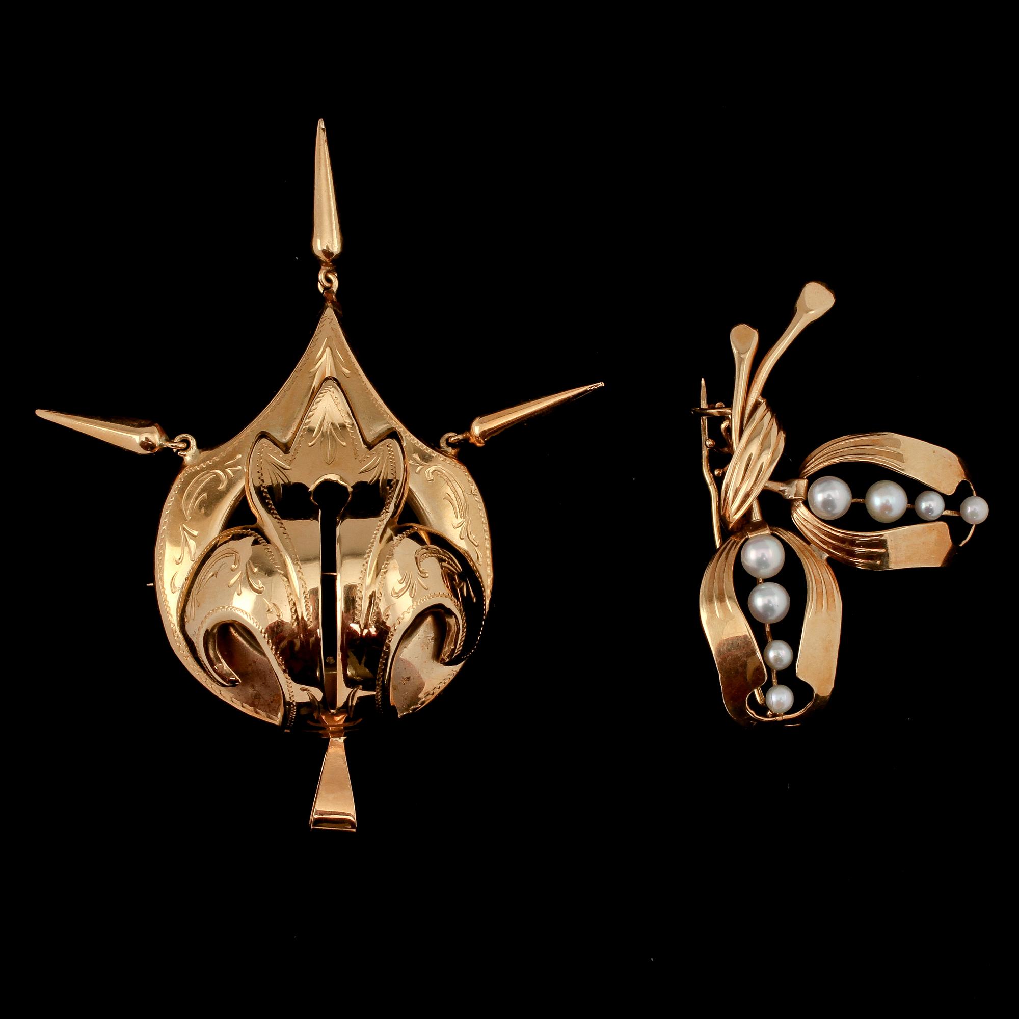 BROSCHER, 2 st, 18k guld samt 8 odlade pärlor, Stockholm, 1950-tal. Vikt 8 g.
