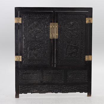 Väggpanel / dörrframstycke, skuret trä och mässing, Kina, Qingdynastin.