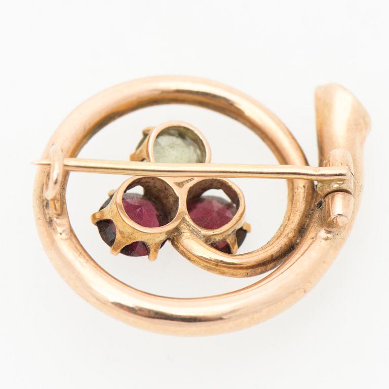 A BROOCH, facetted garnets, 14K gold.