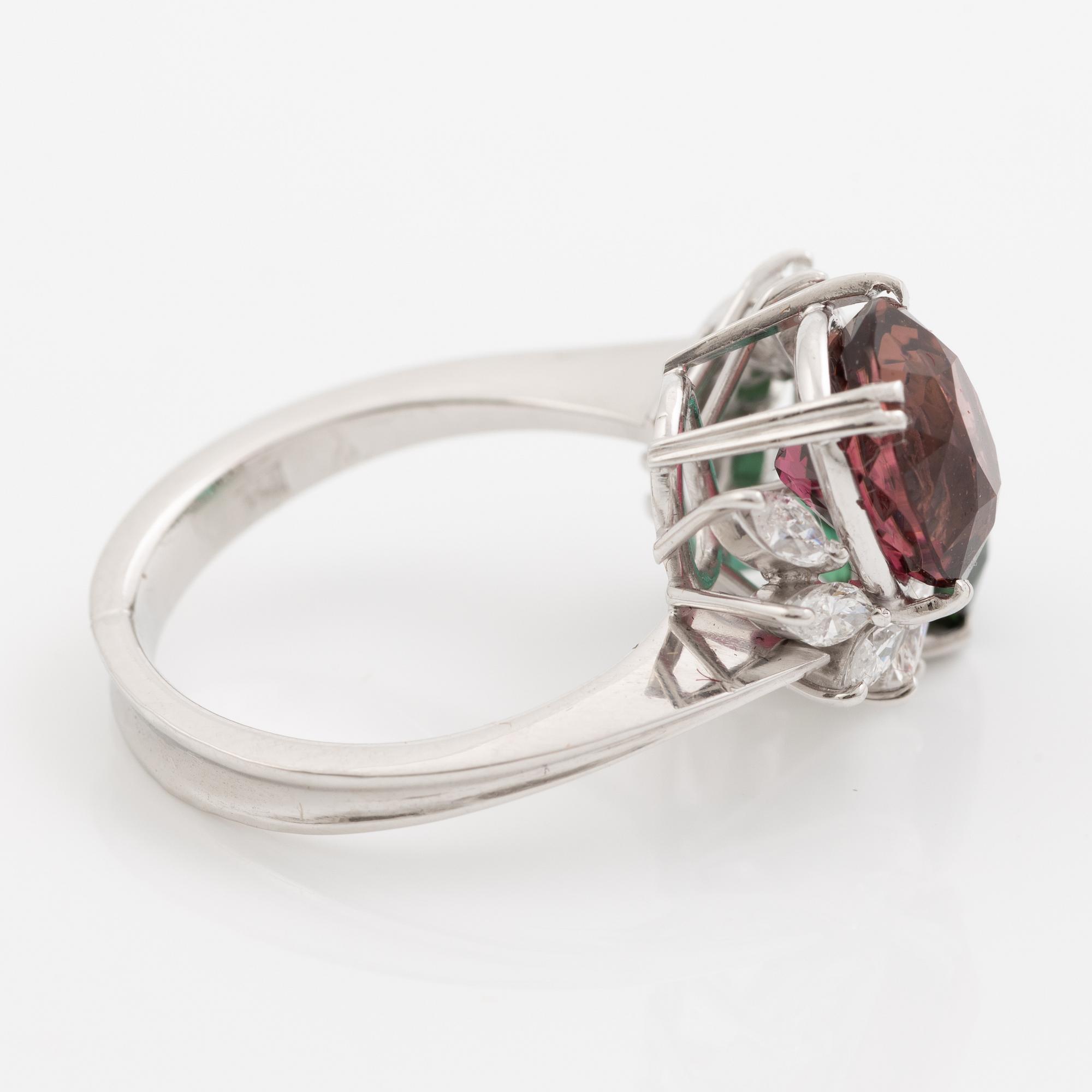 Ring, platina med grön och rosa turmalin och navettslipade diamanter.