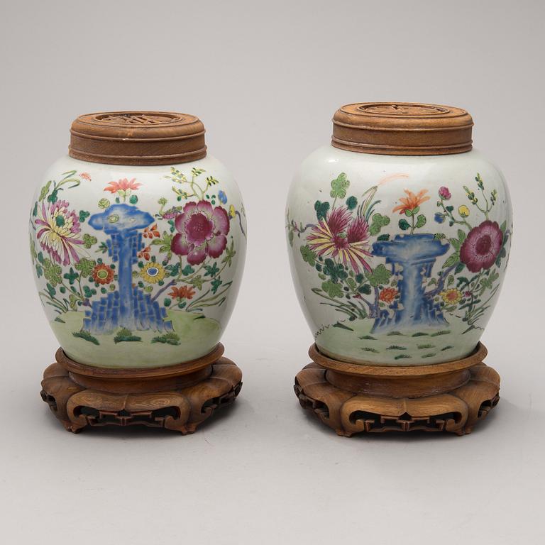 A pair of Chinese famille vert porcelain urns, Kangxi (1662-1722).