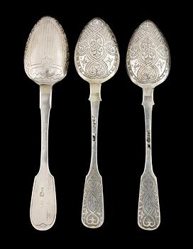 161. A set of 2+1 Russian 19th cent silver dessert spoon, marks of Fyedor Ivanov, Moscow 1867 and St.Petersburg 1875.