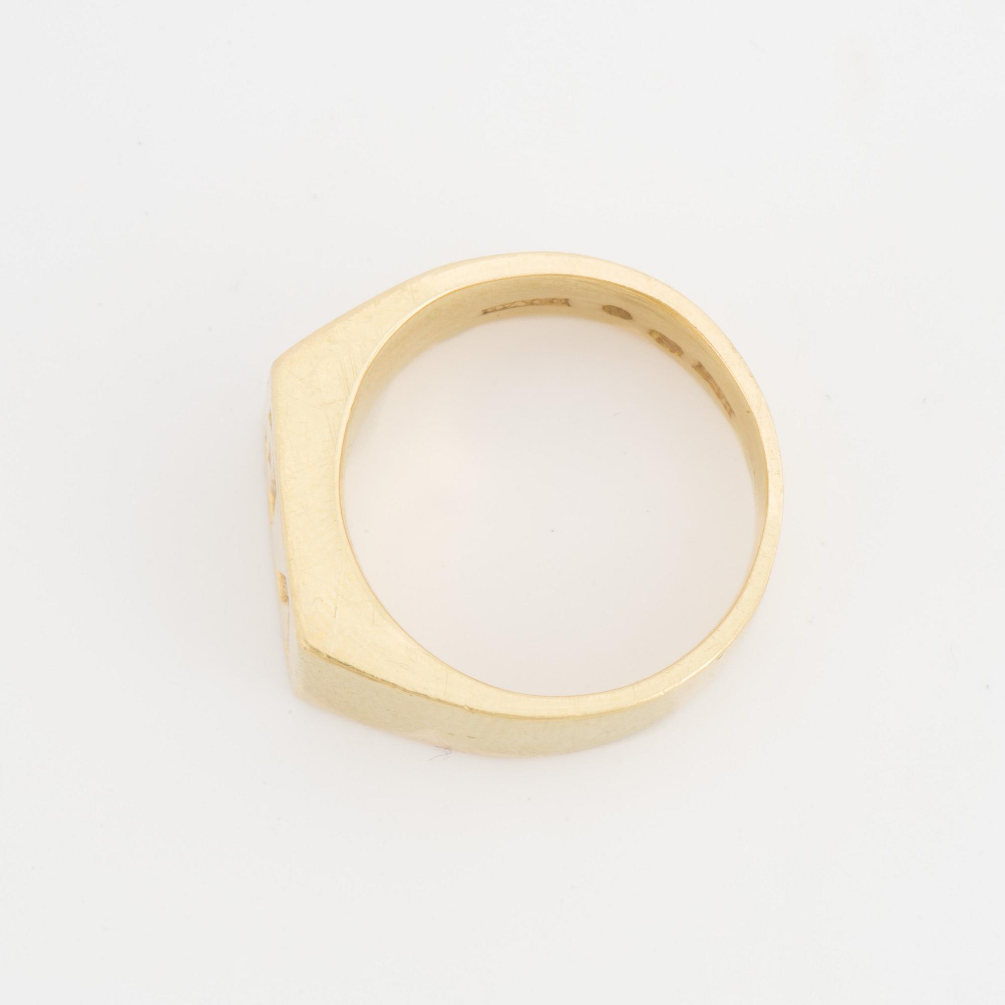 An 18K gold ring.