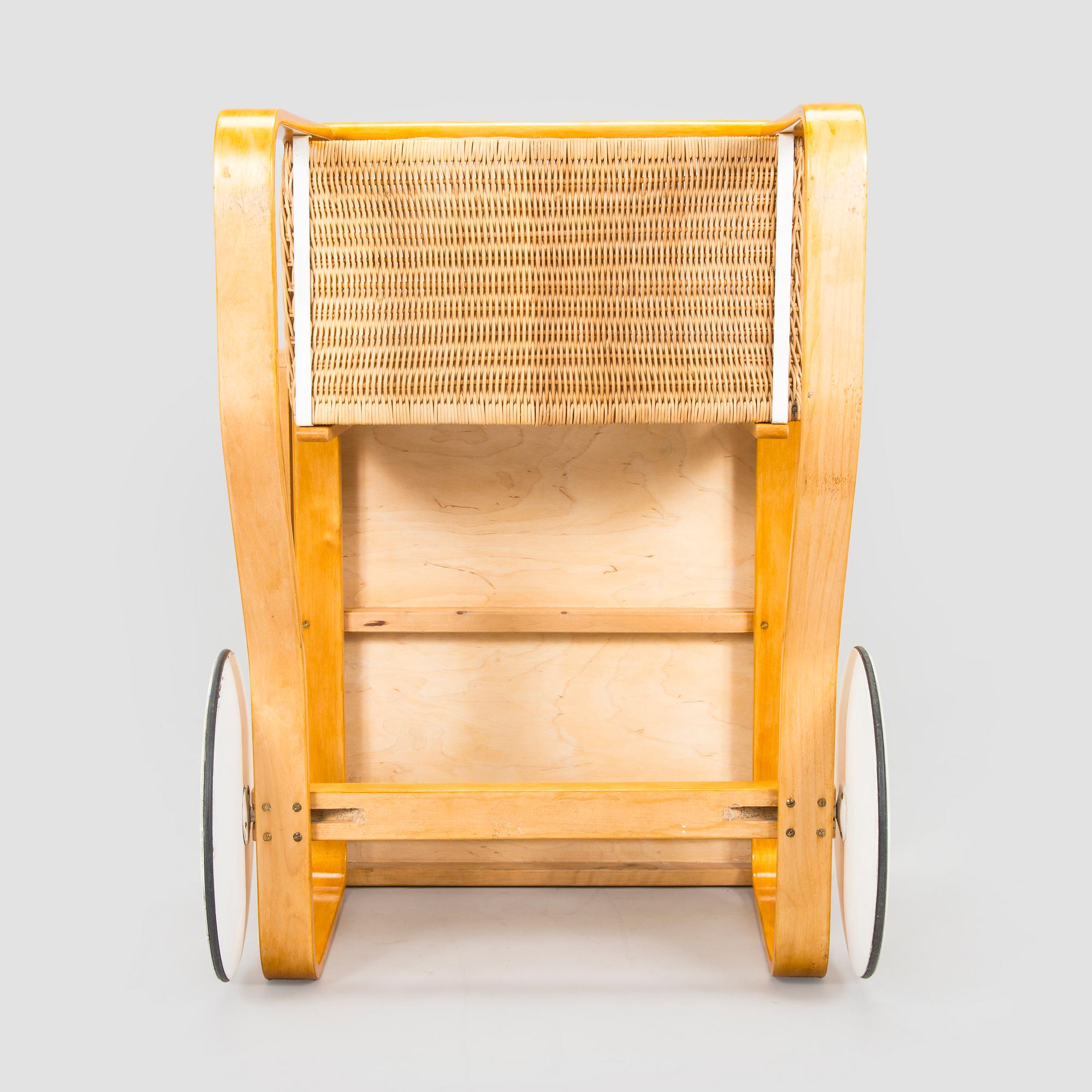 Alvar Aalto, tarjoiluvaunu, malli 900, O.Y. Huonekalu- ja Rakennustyötehdas A.B. 1900-luvun puoliväli.