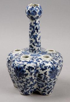 TULPANVAS, porslin. Kina Qingdynastin, 1800-tal.