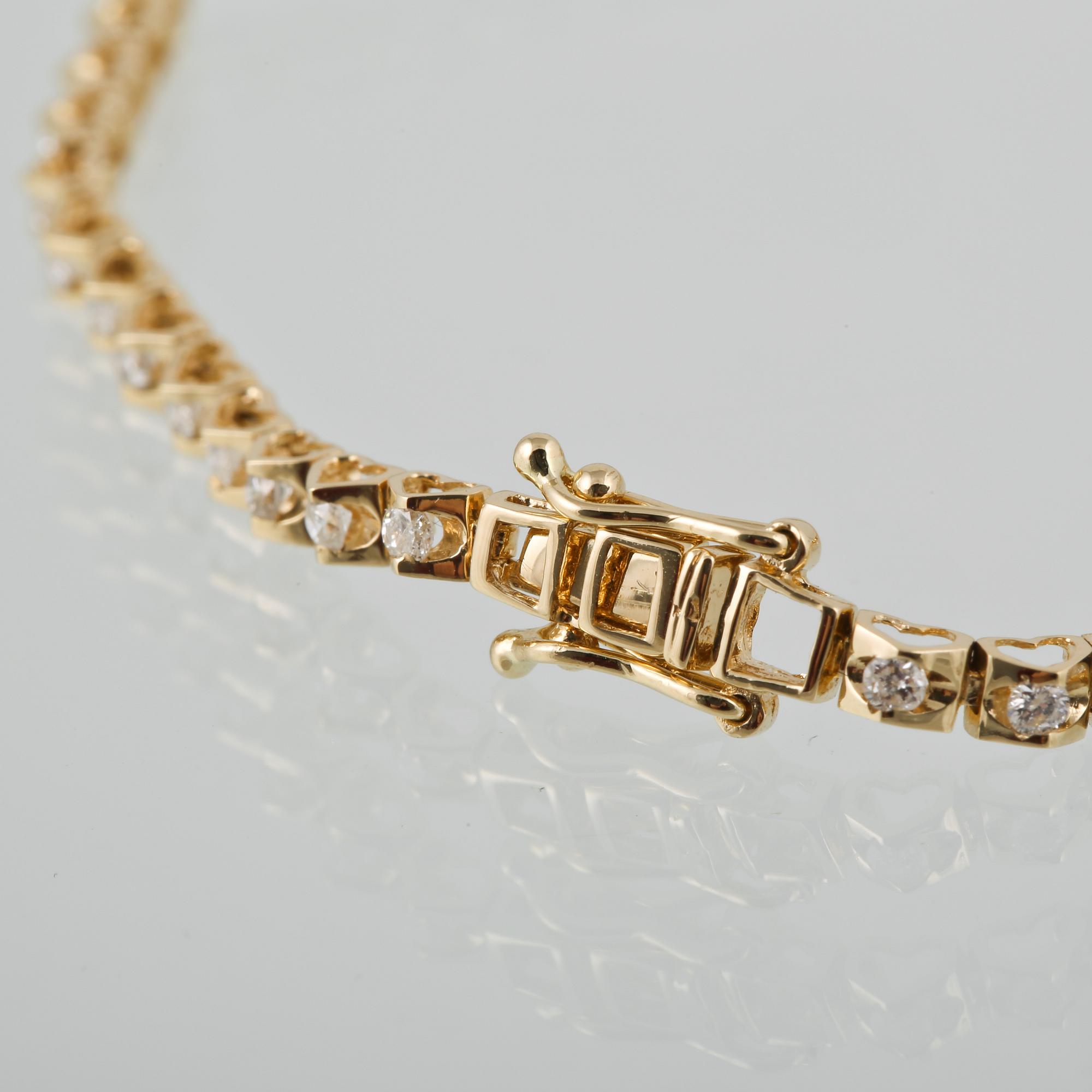 ARMBAND, 18K guld med briljantslipade diamanter. Vikt 4,7 gram.