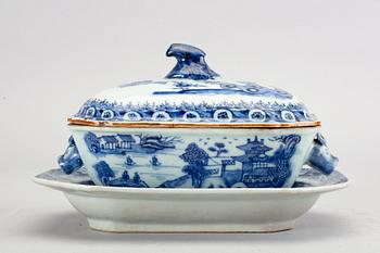 A Chinese Qianlong blue and white porcelain tureen with sauser.