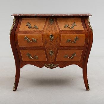 BYRÅ, rokokostil, 1900-talets andra hälft.