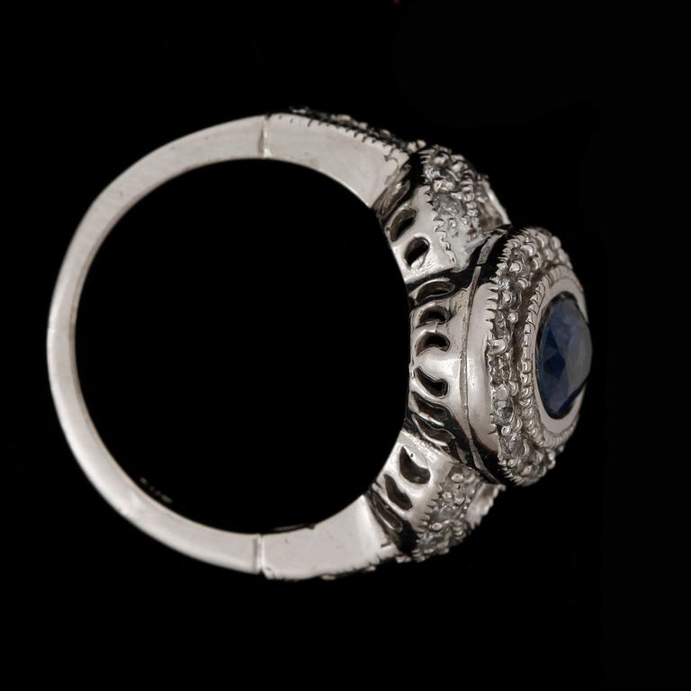 RING, 14k vitguld med blå safir, ca 1,55 ct, samt briljantslipade diamanter, tot ca 0.58 ct.