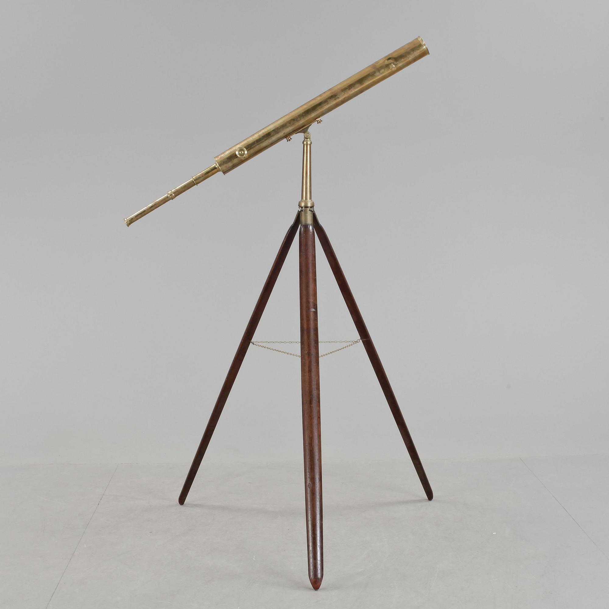 KIKARE MED GOLVSTÄLL OCH TILLBEHÖR I LÅDA, mässing, John Browning, London, sannolikt sent 1800-tal.