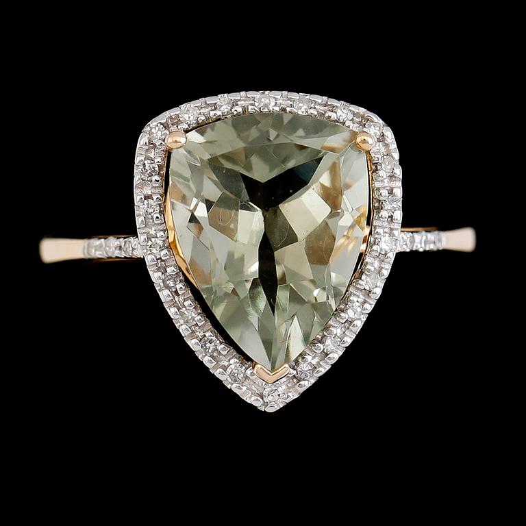 RING, 10K guld, grön ametist, diamanter tot ca 0.14 ct.