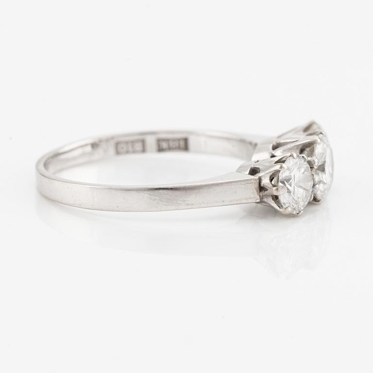 Ring, 18K vitguld med briljantslipade diamanter, totalt 1,65 ct.